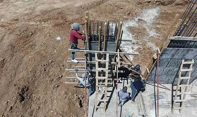 Elazığ'da inşaat işçilerinin sıcak havalarda ekmek mücadelesi
