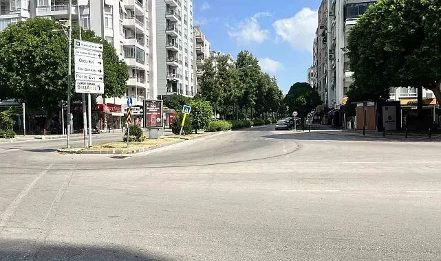 Adanalılar sıcaktan kaçtı, cadde ve sokaklar boş kaldı