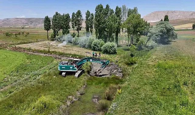 Demirözü'nde drenaj kanalı ıslah çalışmaları sürüyor