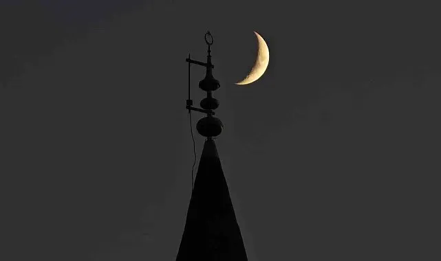 Bitlis'te gökyüzündeki hilal ile minaredeki hilal aynı karede