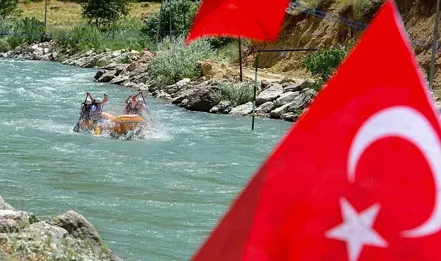 Rafting Türkiye Şampiyonası 3. ayak yarışları Çatak'ta sona erdi