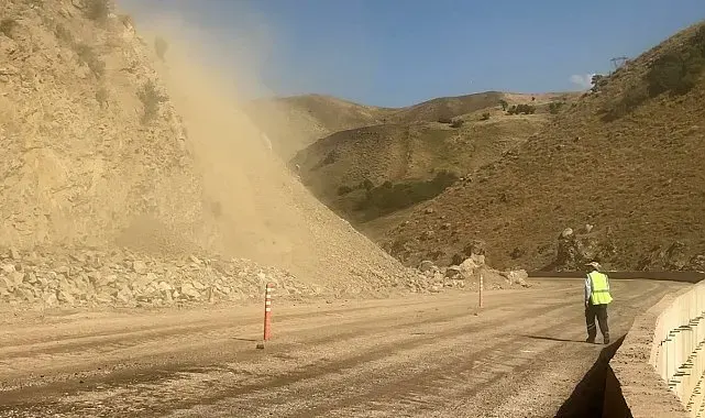 Yüksekova-Van yolunda kaya parçaları ulaşımı aksattı