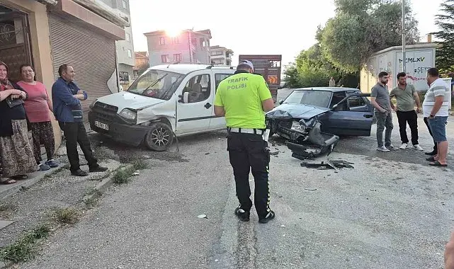 Eskişehir'de 2 araç kafa kafaya çarpıştı, faciadan dönüldü
