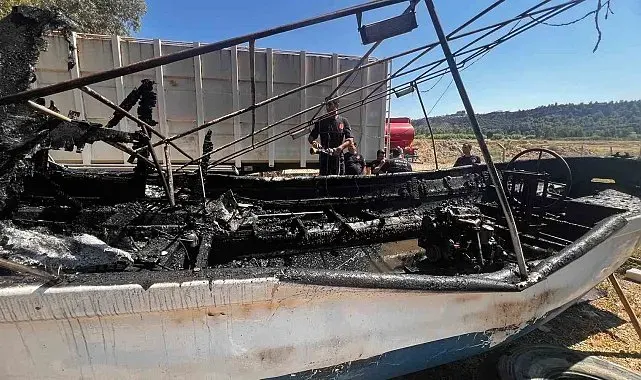 Aksu'da karaya çekili teknedeki yangın itfaiye ekiplerince söndürüldü