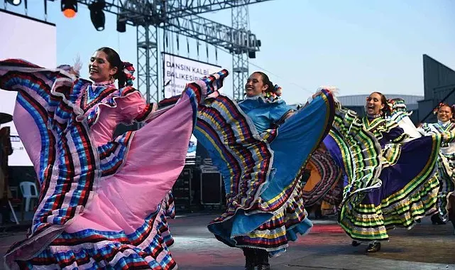 Dünya dansları Balıkesir sahnelendi