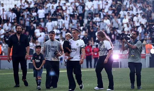 Leandro Trossard, 20 bin taraftarın önünde imzayı attı