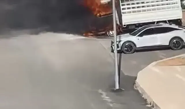 Elazığ'da pikap alev topuna döndü