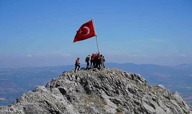 Spil'in zirvesindeki 15 Temmuz töreninde gaziler Türk bayrağını göndere çekti