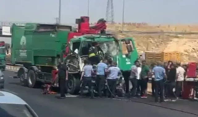 Tıra arkadan çarpan çöp kamyonunun sürücüsü ağır yaralandı