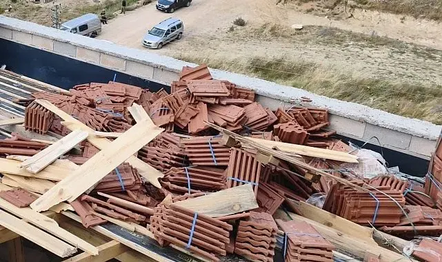 Kiremitlerin altında kalan 2 işçi yaralandı