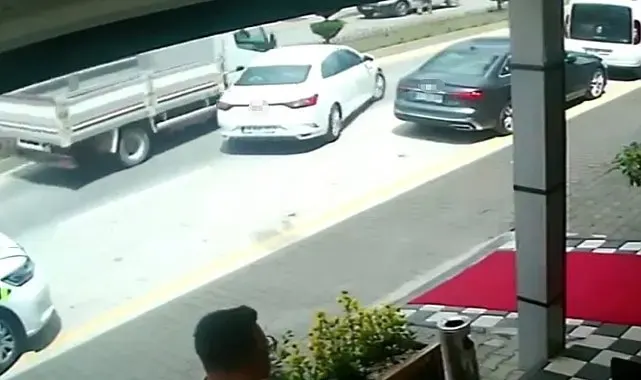 Bolu'da park yerinden çıkan otomobile kamyon çarptı