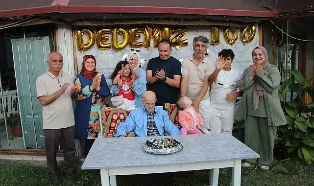 100 yaşına giren Ali dedeye doğum günü kutlaması