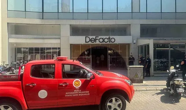 Marmaris'teki ünlü giyim firmasında yangın paniği