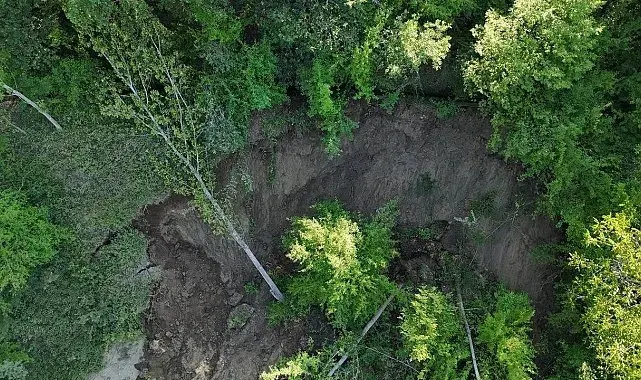 Heyelan yolu ulaşıma kapattı