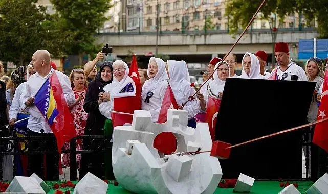 Srebrenitsa Soykırımı şehitleri Kartal'da karanfillerle anıldı