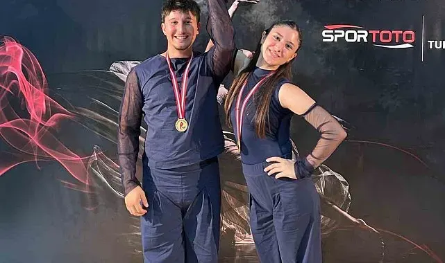 Bir yanında koyun sürüsü, diğer yanında dans pisti