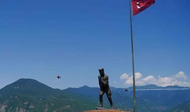 Türk Yıldızları Artvin semalarında prova uçuşuyla nefes kesti