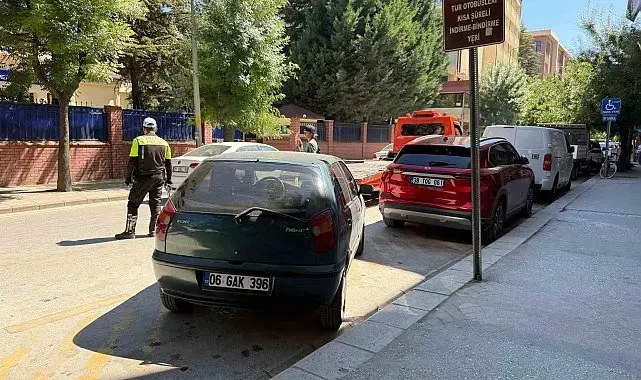 Tur otobüslerine ayrılan alana park eden araçlar ceza kesildi