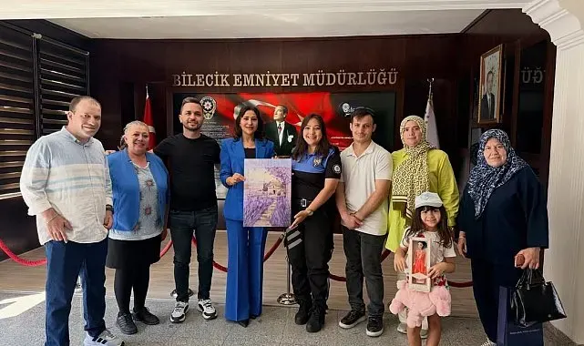 Polis çifte anlamlı veda