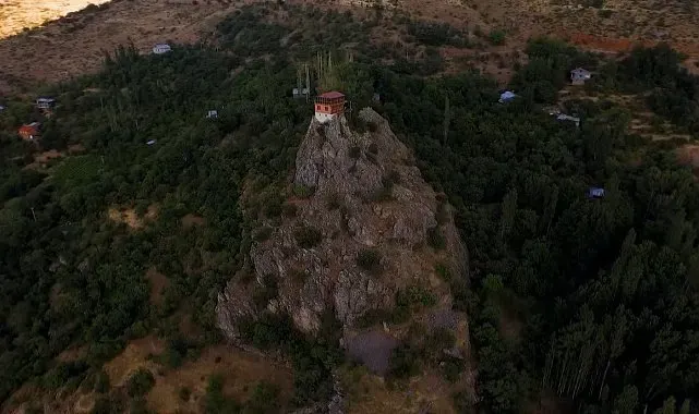96 basamaklı kayalıkların üzerindeki ev 30 milyon liradan satışa sunuldu