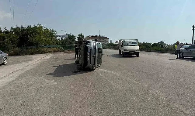 Payas'ta çarpışmayla yan yatan otomobilin sürücüsü yaralandı