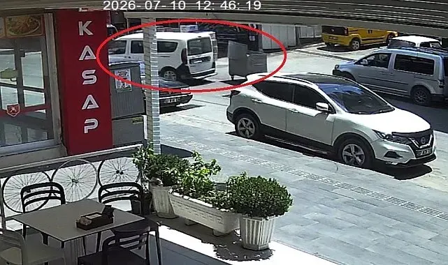 Kontrolden çıkan çöp konteyneri caddeye dalıp araca çarptı: O anlar kamerada
