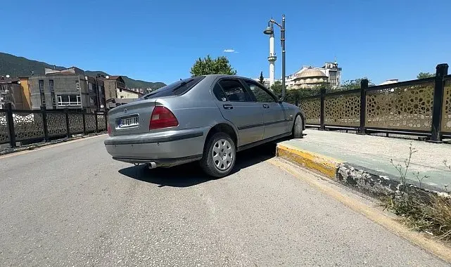 Yayaya çarpan sürücü otomobilini bırakıp kaçtı