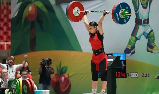 Milli halterci Zehranur Aslan, dünya şampiyonu oldu