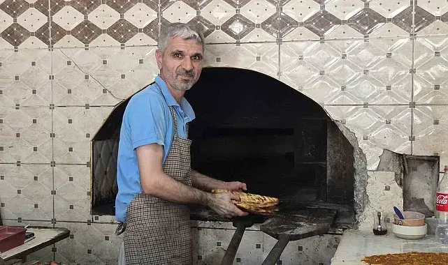 Adıyaman'da 400 derecelik fırının başında ekmek mesaisi