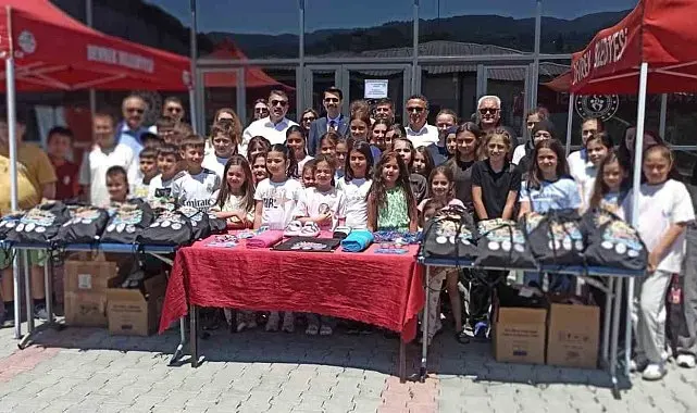 Devrek'te öğrencilere havuz malzemeleri hediye edildi