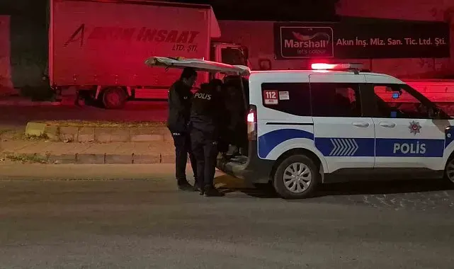 İzinli olarak cezaevinden çıkan şahıs annesini bıçakla kovaladı