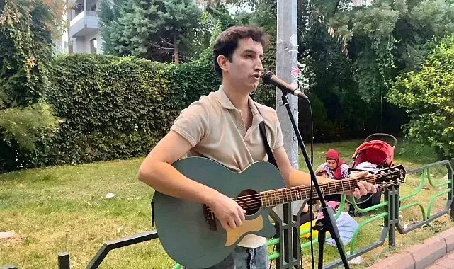 Kendi bestelerini duyurmak için sokağı sahneye dönüştürdü