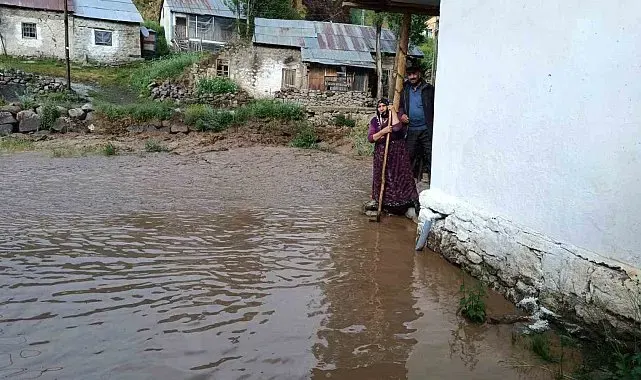 Oltu'da sağanak yağış sele dönüştü: Ev ve bahçeleri su bastı
