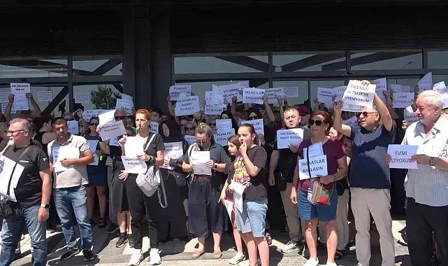 Atış Yapı mağdurları Downtown önünde toplandı: "Evimizi istiyoruz"
