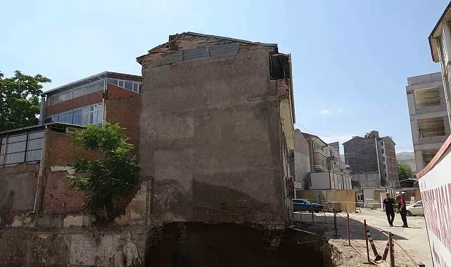 Temelindeki göçük sonrası apartman mühürlendi