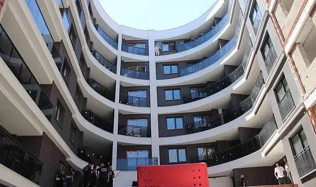 İnşaatın tepesine çıkan şahıs, ekiplerin çabasıyla ikna edildi