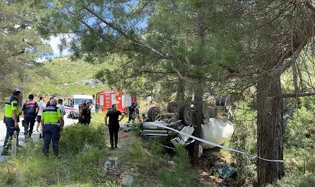Burdur'da beton mikseri devrildi: 2 yaralı