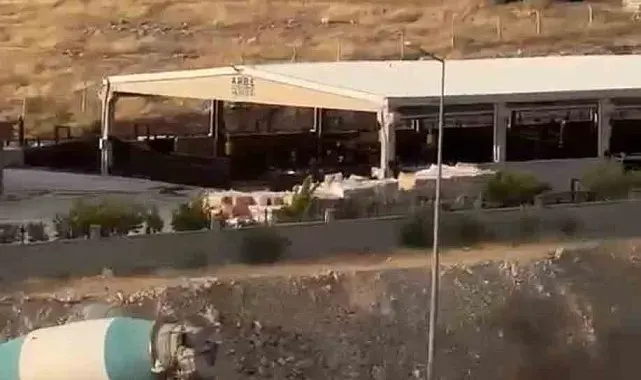 Şanlıurfa'da yanan otomobil beton mikseriyle söndürüldü