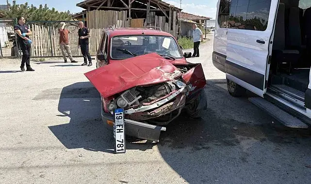 Çorum'da minibüs ile otomobil çarpıştı: 2 yaralı