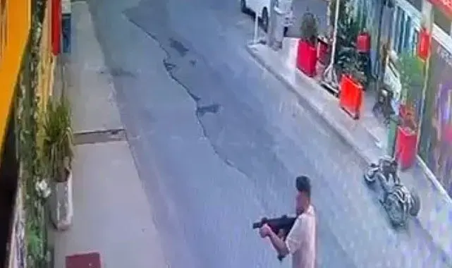 Sevgilisinin çalıştığı işletmeye tüfekle ateş açtı: Saldırı anı kamerada