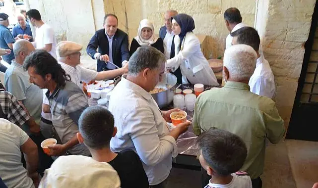 Tercan'da tarihi kervansarayda vatandaşlara aşure ikram edildi