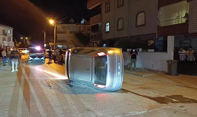 Park halindeki otomobile çarpıp yan yattı, sürücüsü olay yerinden kaçtı