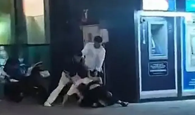 Tartıştığı genci yere yatırıp acımasızca darp ettiler