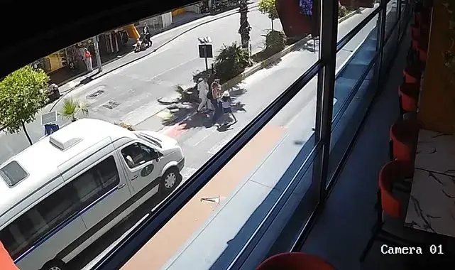 Yayaya yol veren minibüse arkadan araç çarptı, kaza anı kamerada