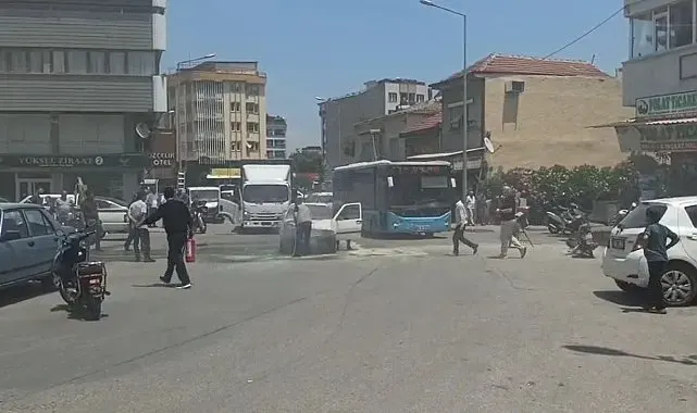 Manisa'da seyir halindeki otomobil alev aldı