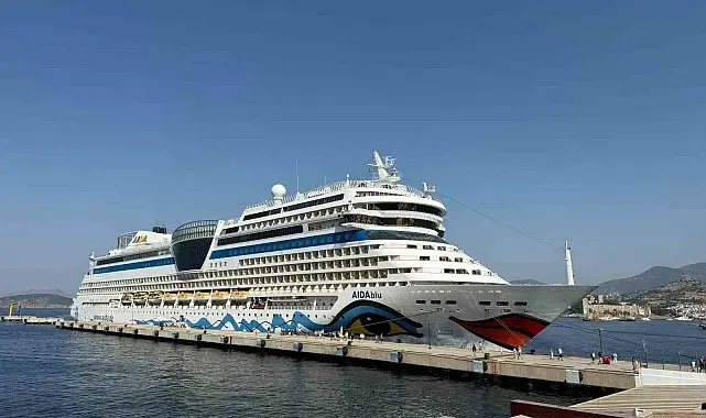 Alman turistleri taşıyan dev kruvaziyer Bodrum'a demirledi