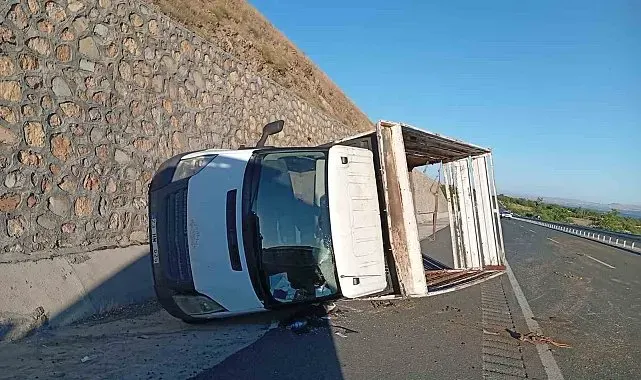 Elazığ'da kamyonet yan yattı: 2 yaralı