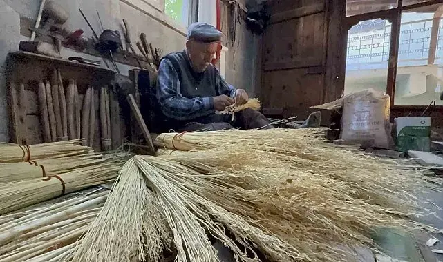 Kemal dede 60 yıldır geçimini ot süpürgeden sağlıyor