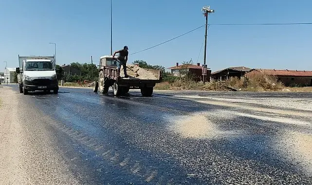 Edirne'de kavurucu sıcaklar asfaltı eritti: Belediye ekipleri yola kum serdi