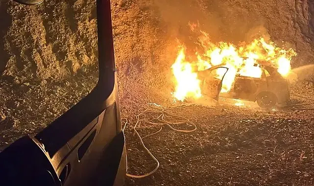 Siirt'te seyir halindeki otomobil alev topuna döndü